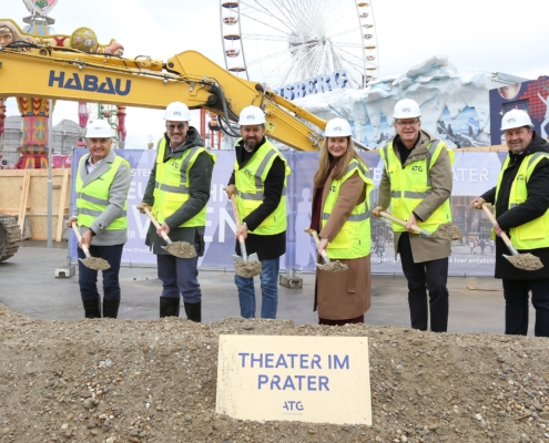 Spatenstich für das "Theater im Park" - v.l.n.r.: Thomas Reicher (Geschäftsbereichsleitung Hochbau Ost HABAU), Matthias Prichzi (Geschäftsführer ATG-Live GmbH), Markus Ornig (Wirtschaftssprecher NEOS), Barbara Novak (Wirtschaftsstadträtin), Joachim Hilke (CEO ATG Entertainment Central Europe), Alexander Nikolai (Bezirksvorsteher 2. Bezirk) - Credits: Gerhard Fally - ATG Entertainment