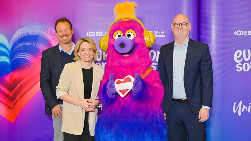 ESC - Executive Producer Michael Kroen, ORF Programmdirektorin Stefanie Groiss-Horowitz, Maskottchen Auri, Mischa Zickler - Credits: ORF - Thomas-Ramstorfer