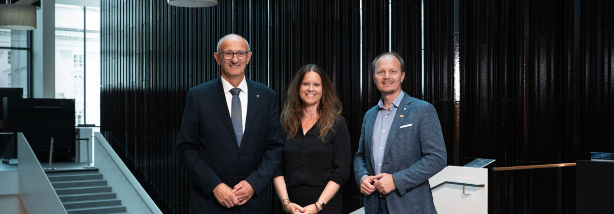Anton Mattle (Landeshauptmann Tirol), Irene Girkinger (Geschäftsführende Intendantin), Johannes Anzengruber (Bürgermeister Innsbruck) - Credits: Tiroler Landestheater / Leon Arevalo